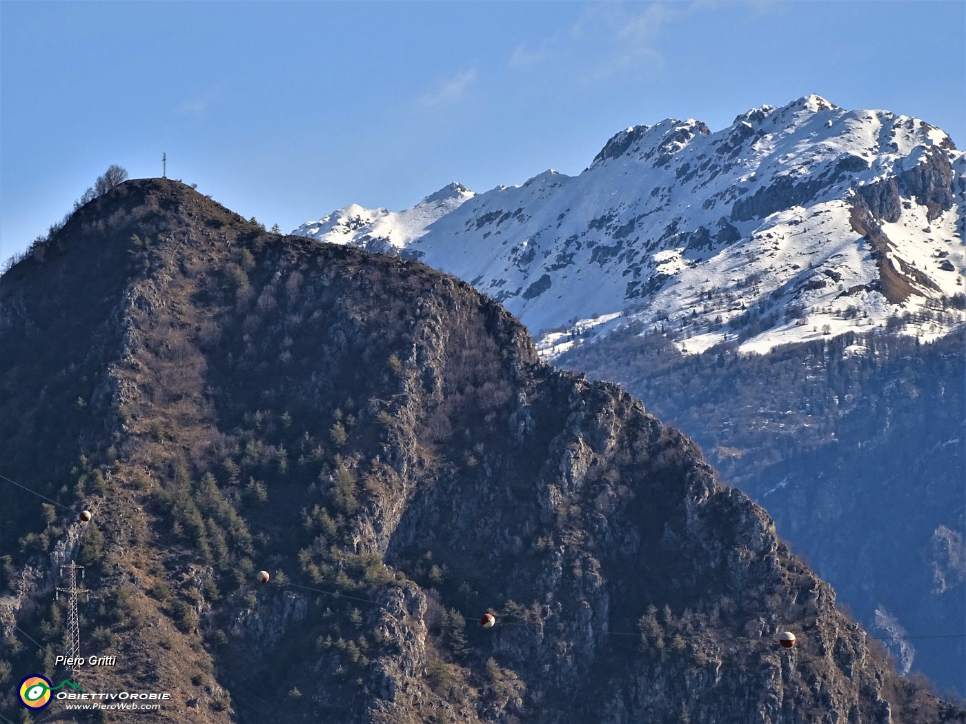 20 La croce del Pizzo di Spino rivolta verso la croce dell'Alben ancora ben innevato.JPG